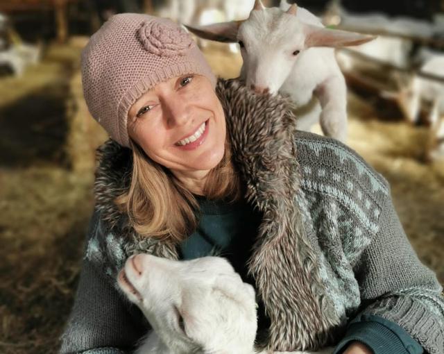 Irene met een babygeitje dat knabbelt aan haar jas